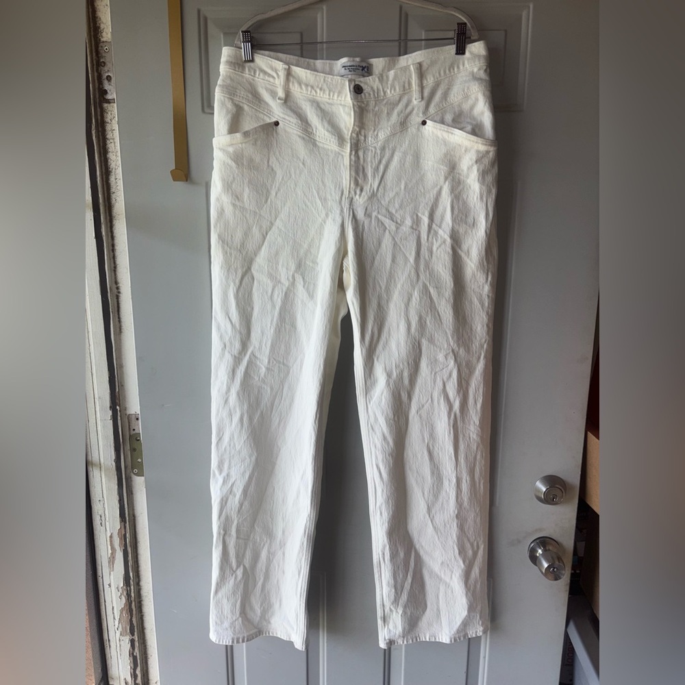 Abercrombie & Fitch ivory 90’s relaxed high rise jeans size 33
